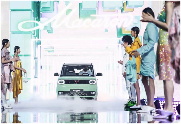 Wuling courts fashion world to lure young customers